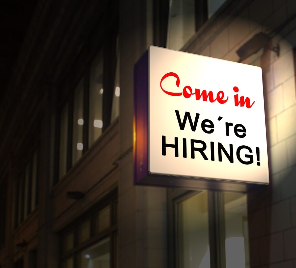 come-cercare-lavoro-con-infojobs-cartello-vieni-stiamo-assumendo